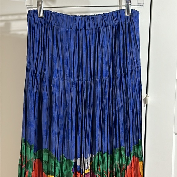 Vintage Skirt With “Cafe Setting” Lower Design that has Tons of Style - Picture 2 of 8